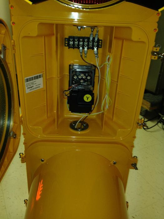 Dialight 12" Integrated Signal Light Head
Inside the yellow section showing the power supply, light engine and connection block. The top section houses a heat sink for the unit
Keywords: Traffic_Lights