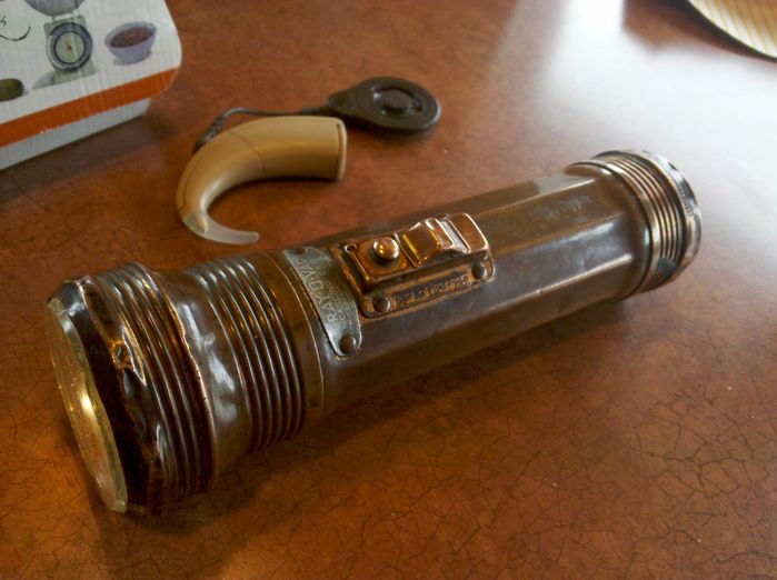 An old Ray-o-vac Solid copper flashlight
I bought this old thing at an antique store.....this dates to the earliest of 1929.....I was told it was for the boyscouts.....
Keywords: Miscellaneous