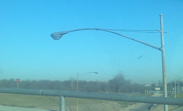 AEL 25-000's on the US 287 FWY
Seen a few of these in ft worth. They look like silverliners from a distance. But close-up it became obvious it wasn't. I do apologize for the somewhat low quality pic. The 8Mp camera in my phone is currently my only camera.
Keywords: American_Streetlights