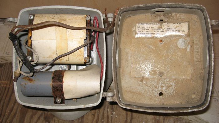 Westinghouse Wallguard Inside
The back mounting plate (right) hinges open to reveal the ballast and wiring connections in the back of the fixture (left).
Keywords: Gear