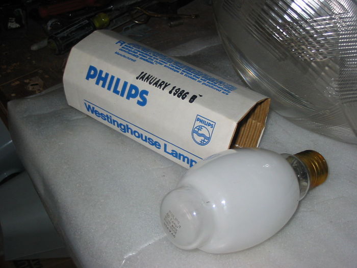 PHILLIPS / WESTINGHOUSE
Heres my newest addition a 175 watt lifegaurd mercury lamp  made by PHILLIPS / WESTINGHOUSE. New old stock manufactured : January 1986.
Keywords: Lamps