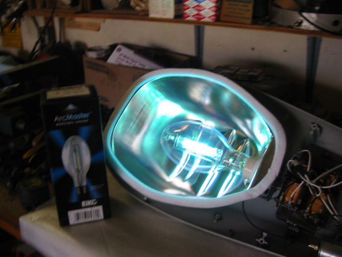 400 watt clear mercury
This is the first high wattage clear lamp I'v had other than 175 watt its pretty cool watching the arc jump through the tube exciting the gases.
Keywords: Lamps