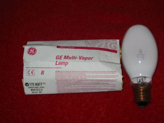 175 watt
I know Metal Halide is white but lets make it whiter, just in today is this 175 watt delux MH lamp I found on E-bay. On my way to check it out now this should be intersting since this is the first coated one I'v had.
Keywords: Lamps