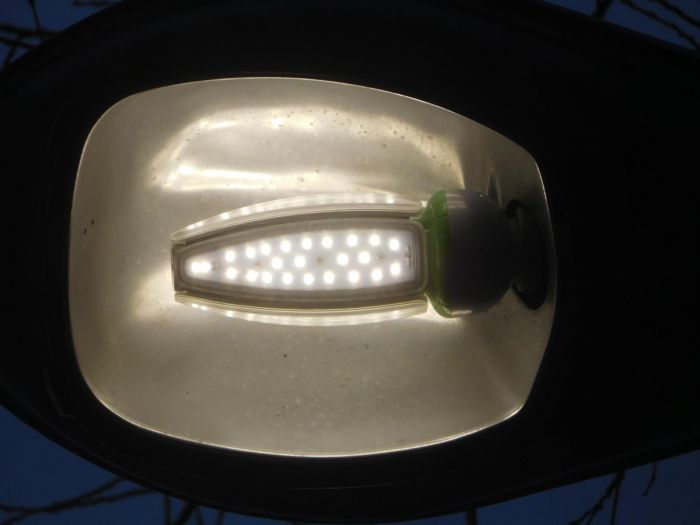 General Electric M250R
From Mattapan, Boston, MA - Note: This was converted to LED. - Who made that LED bulb and what its wattage is?
Keywords: American_Streetlights