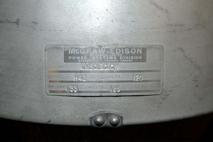 McGraw-Edison label for 125w mercury street light
The label is nicely legible: H42 type, 120volts, 1.33amps, 60Hz, but can't tell if it's I or 1 in the cat. no. (LM50IBCICW or LM501BC1CW)
Keywords: American_Streetlights