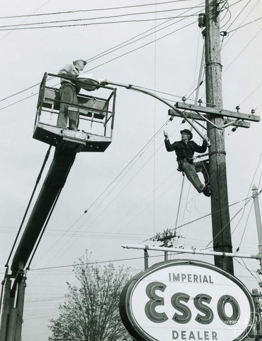 Installing A New OV-20
A new Westinghouse OV-20 being installed in Abbotsford,BC 1954
Keywords: American_Streetlights