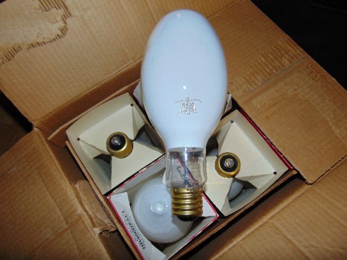 eBay Score
One out of six NOS General Electric 400 watt Deluxe White Mercs I'm going to put into my GE Cobraheads
Keywords: Lamps