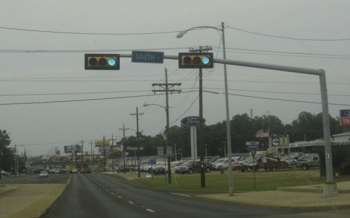 Traffic Light with a Sad Sagging M250R2 Above it
the Bottom Braced Upsweep on the Metal Pole is Sagging.....looks sad

Longview,Texas
Keywords: Traffic_Lights