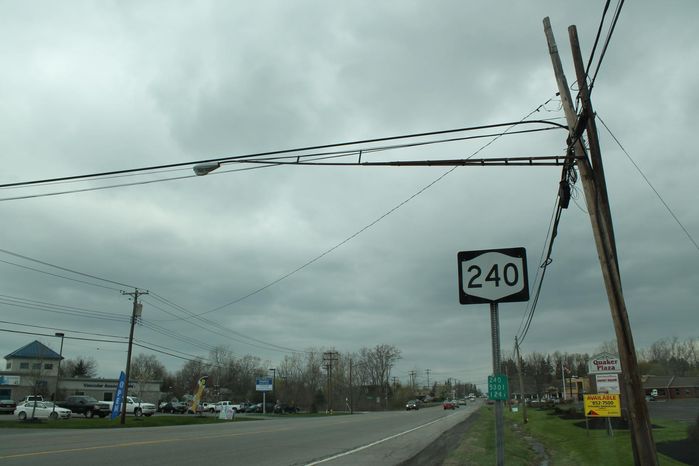 Loooong Arm
M-250R2 on a pretty long arm. Not sure what this arm type is called but there's a lot of them in the Buffalo/Niagara Falls area. 
Keywords: American_Streetlights