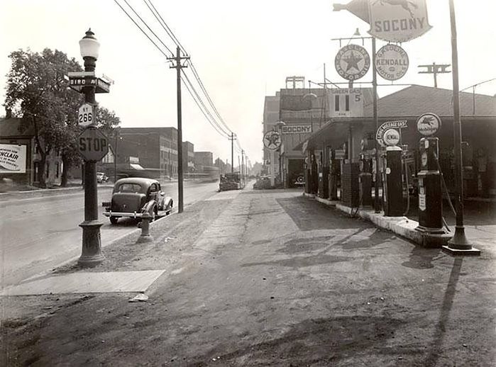Niagara St. At Bird Ave. 1937
Depression-era Buffalo.  These stout 12 foot Novalux luminaires were standard fare at that time.  Eventually they would be replaced with 400 watt MV lights and now, 400 watt HPS.  
Keywords: American_Streetlights