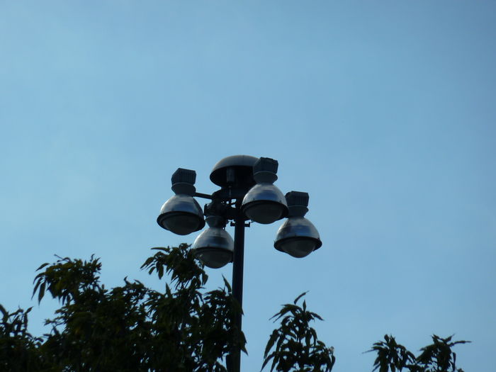 4 lamp version of GE drop refractor style highmast!
Originally MV, now 1000 watt MH! 
Keywords: American_Streetlights