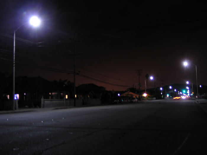 I guess Pomona has gone back to mercs...
Here's a street light lit by the new inductions in rebuilt cobraheads on Phillips St in Pomona, CA facing west. Other than the higher color temperature at 5000K (compared to DX mercs), they look just like mercs!
Keywords: American_Streetlights