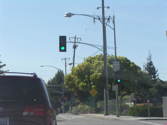 GE M-400 Mercury Vapor Light in Sunnyvale, CA
One of two still in use on Fremont St in Sunnyvale, CA. CA 85 is just ahead.
Keywords: American_Streetlights