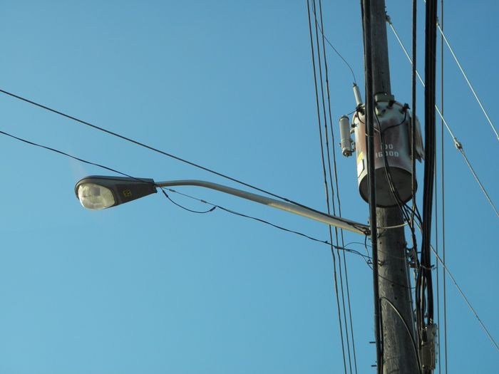 Cooper OV 25
Here's one of the commonly seen lights in my area...the Cooper OV25. These were installed up to a few years ago before they switched to OVXs, OVFs, 125s, and 115s. 
Keywords: American_Streetlights