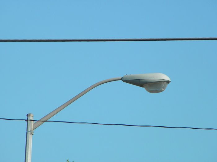 No it's Not a M-400A...
Here's a pic of a grey Powerlite B2255 from the east end of Toronto. I think this might be a refurbed merc light though since almost all the other Powerlite lumes I've seen were bare aluminium.
Keywords: American_Streetlights
