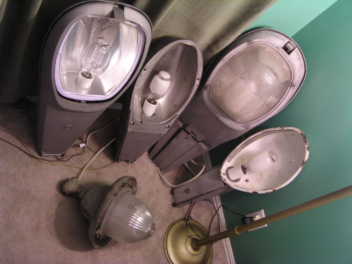 Lights in my room
Westinghouse OV-15 from '77 (missing glass), GE M-100 from '63, Westinghouse OV-14B from '57, Wheeler Boston open merc from the 60s, Holophane teardrop from the 40s or earlier.
Keywords: American_Streetlights