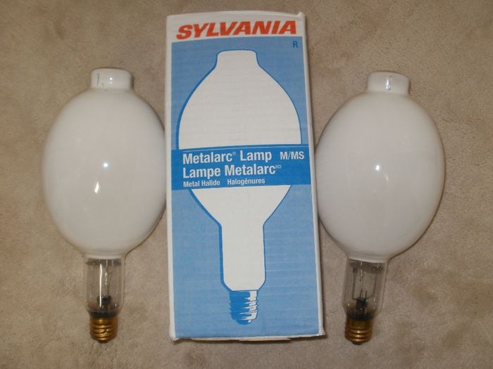 Sylvania Metalarc 1000W MH 
Here's a couple of Sylvania 1000w MH lamps that I've got today and they're HUGE, I also tested both of them and they're really bright at full brightness, like a personal sun xD
Keywords: Lamps