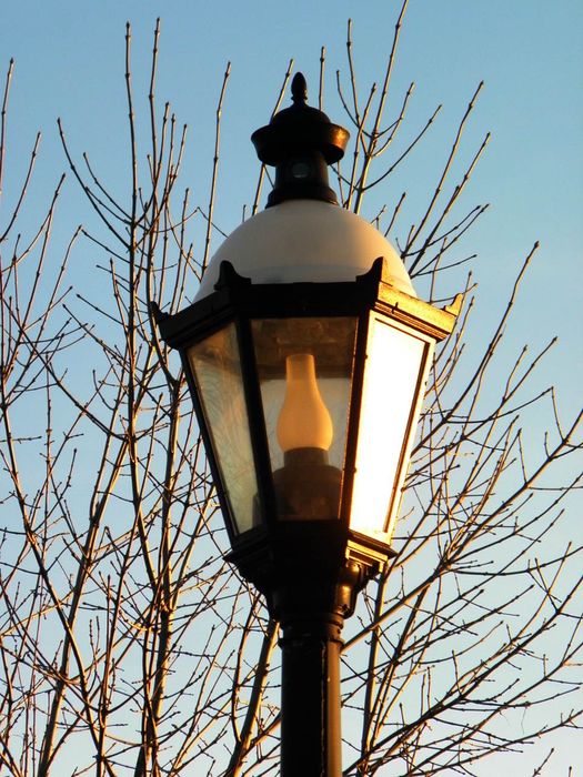 ??? HPS Posttop
Not sure who made these posttops but I do know they use HPS and the lamp is actually horizontally mounted inside the white dome. The PC is inside the finial. 
Keywords: American_Streetlights