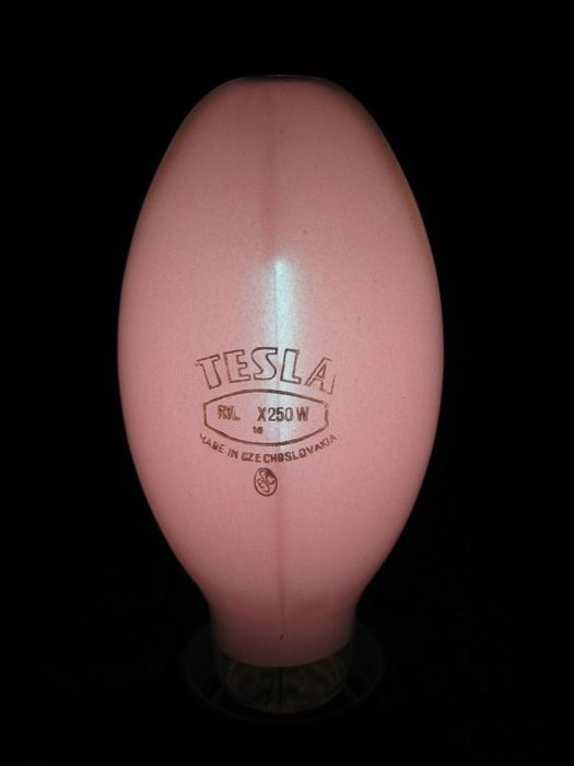 RVL X250W lit
Mercury vapor lamp from 1976 made by Tesla in Czechoslovakia. This one has stronger red output from the phosphor than my other mercury vapor lamps, I have no idea why... (the photo is close to reality)
Keywords: Lamps