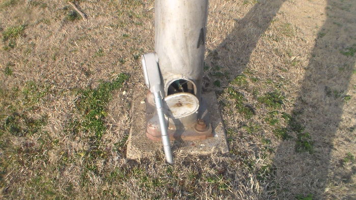 The base of the Underbraced Upsweep pole that's holding the ITT 125 I posted awhile back
Rusting of course. And the cover's open too. Lovely.
Keywords: American_Streetlights