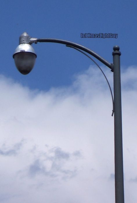 Streetlight #081 - Gumdrop
I think people call these a 'gumdrop' shaped streetlight?
No matter the name, pretty cool looking :)
Used for lighting streets/parking-lot


Location: 
Denver CO, Washington Park
Keywords: American_Streetlights