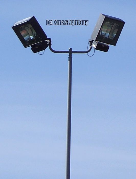 StreetLight #134
Pair of floodlights in a parking lot
Kinda interesting how the ballast is located separately from the 'light' 


Location:
(not remembered)

Keywords: American_Streetlights