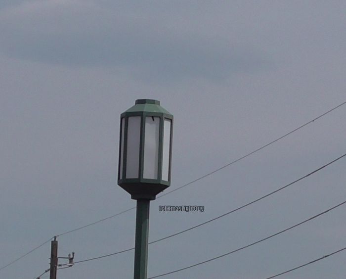 StreetLight #347 - Neat Post-Top
Neat looking post-top fixture in a small shopping center's parking-lot.
They have some of these (which are probably more decorative than anything - and they're not in very good condition anymore - having holes in the white plastic side panels). 
Plus some [b] [url=http://www.galleryoflights.org/mb/gallery/displayimage.php?pos=-23562] shoeboxes [/b] (#346) [/url] for more general lighting


Location:
Ken Caryl & Pierce, Jefferson County, CO
Keywords: American_Streetlights