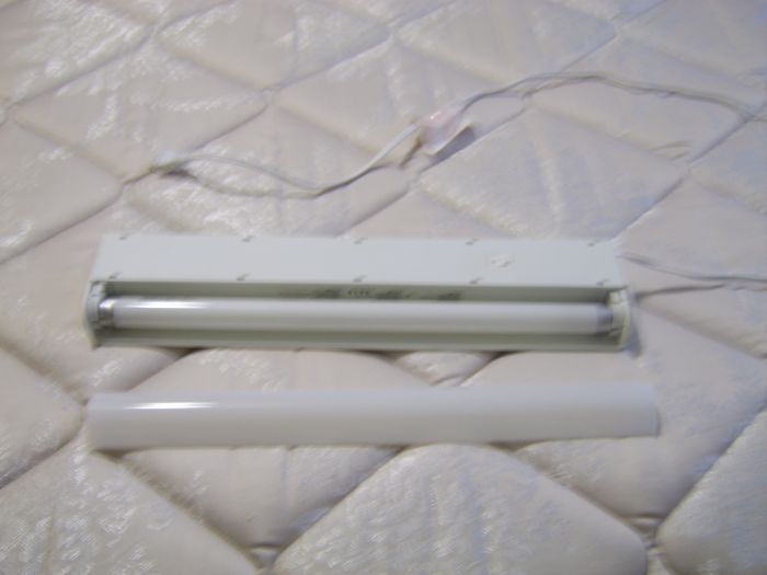 My GE Undercabinet Fluorescent Light (cover off)
Same thing but with the cover off, to see the fluorescent tube.
Keywords: Indoor_Fixtures