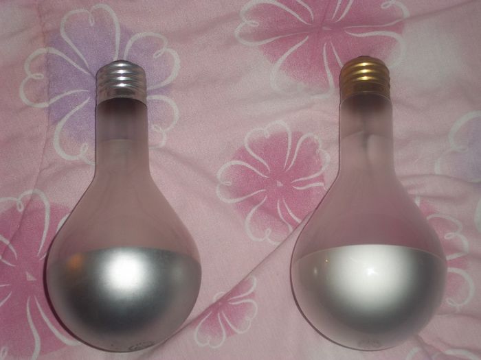 300 Watt Silvered Bowl Lamps
On the left is one of fifteen General Electric 300 watt Silvered Bowl that I got from the 'bay.  On the right is the Sylvania version.  Other than the brass base, the silvering is darker on the GE and when lit, the bowl appears black as opposed to grey.  I have been looking for the older lamps since 1979.
Keywords: Lamps