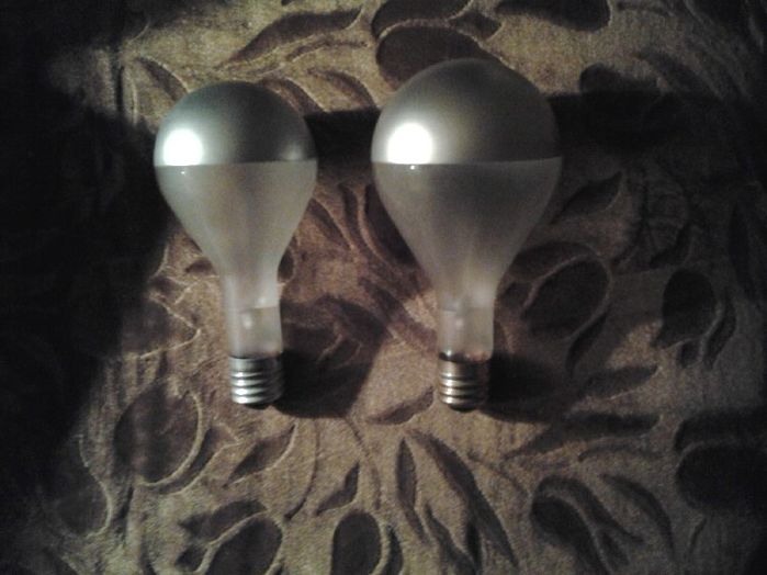 Big and Little Brothers
Both finds from the 'Bay.  Both General Electric Silvered Bowl lamps.  On the left is one of the 300 watt lamps I got and on the right is one of two 500 watt lamps.
Keywords: Lamps