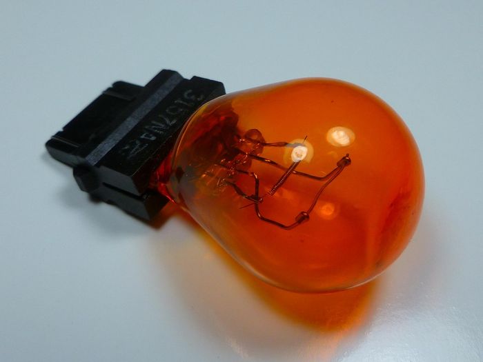 Sylvania 3157NA
Another amber lamp. This one has a thicker coating of varnish. Deeper orange.
Keywords: Lamps