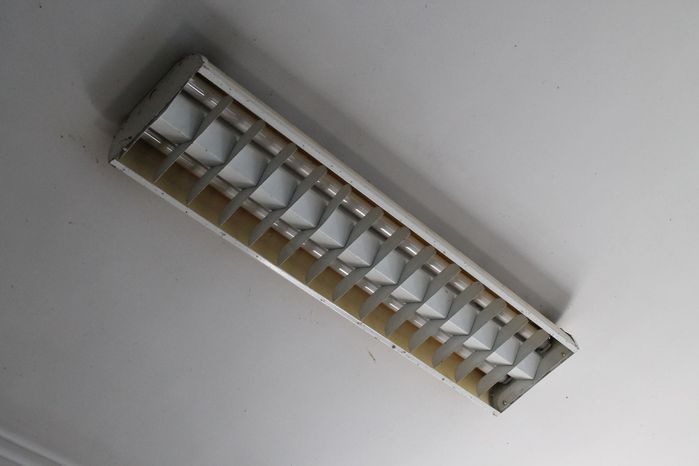 4' Louvered Fixture 
Well, all the subway talk seems to be getting boring for one upload so here's a old 50s or 60s era louvered light. This one is still rapid start T12 too. 
Keywords: Indoor_Fixtures