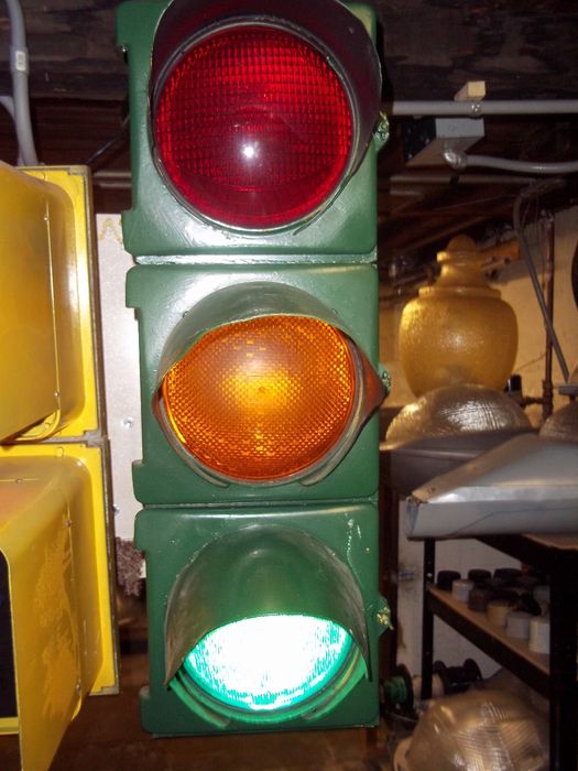 Crouse-Hinds 8" "Breadbox" signal
Keywords: Traffic_Lights