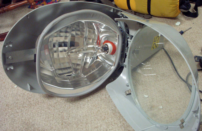 M-400 a2 open on reflector side.
The reflector and all. and my GE lucalox 250w HPS lamp.
Keywords: American_Streetlights