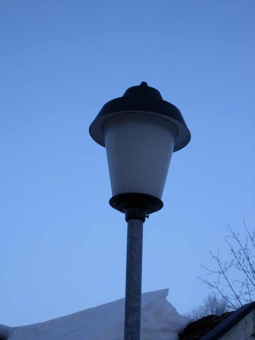 Mercury vapor light from a small parking lot
Probably 80 watts, perhaps 125.
Keywords: European_Streetlights