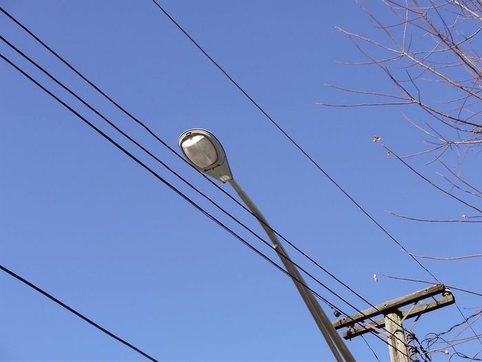 A bit too close!
This GE 100/150 sv fixture lays up against the 3 wire open buss, it is also less than 16" from a 4kv primary feeder. I was able to repir the fixture, however it was turned in due to clearence issues.
Keywords: American_Streetlights