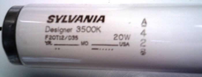 Sylvania GTE F20T12/D35 lamp (please date)
this one has the familiar endcaps and date code system as the newer slyvania lamps, yet the dots are still present too. The numerical code reads A428 with the A underlined if you can't read it. this one seems like a late 80s-early 90s version?
Keywords: Lamps