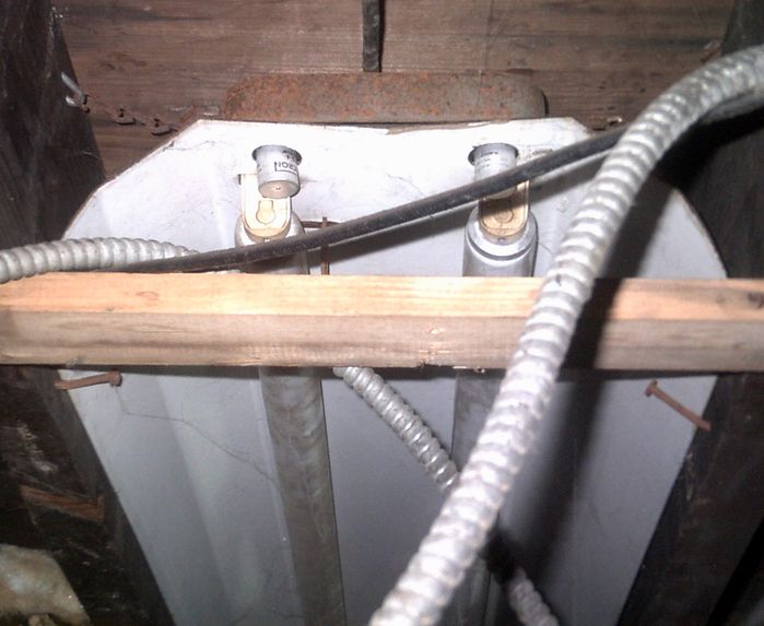 Oh my GOODNESS!
Look at that low profile wire channel. That can only mean one of two things, externally mounted ballast or slimcase ballast. A rare/sweet find either way! from my aunt and uncle's basement.
Keywords: Indoor_Fixtures