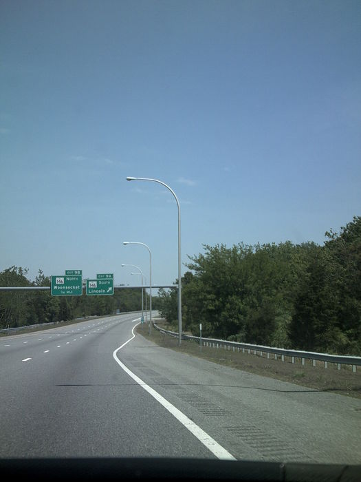 400W HPS M-250A2 on I-295
Yep. Quite a few lights are now M-400s, so RIDOT is either being proactive in preventing the lamps from overheating, or more likely the ballasts can't take the confined space.
Keywords: American_Streetlights