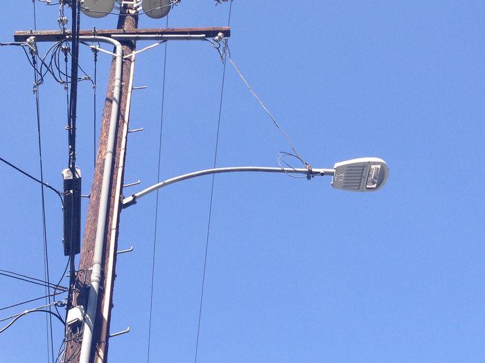 GE Evolve Scaleable ESR1 43w LED
Located in Santa Barbara, CA. The city paid Edison to install LEDs on various residential streets in the vincity of Milpas St. All 43w (100w HPS equivalent), and some are on new arms at mid blocks.
Keywords: American_Streetlights