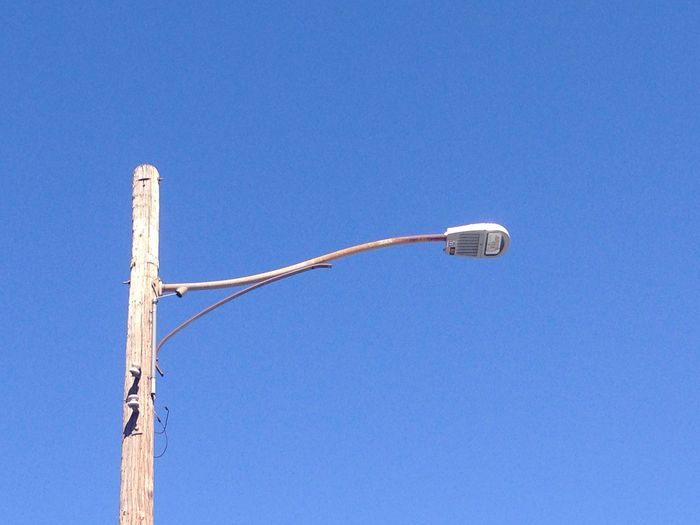 New GE LED in Banning, CA
Banning, CA is in the process of changing out its HPS lights to LED. Here's one on an old mastarm. Orginally had an OV20, then HPS and now this.
Keywords: American_Streetlights
