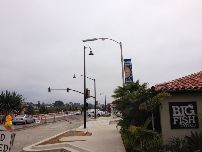 one of the last LPS lights in solana beach, ca
the city decided to go the led way and got rid of its hps and lps lights. this one will go soon, theres a road project going on here. solana beach is a nice town just north of san diego.
Keywords: American_Streetlights