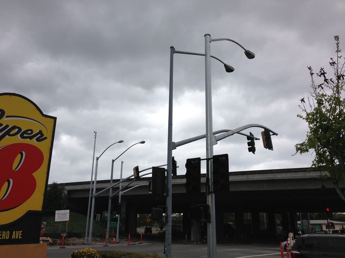 out with the old, in with the new
here in el cerrito at potero and I-80, caltrans is putting up new signals. i thought they are supposed to be going to led but they are still installing HPS in new construction.
Keywords: American_Streetlights