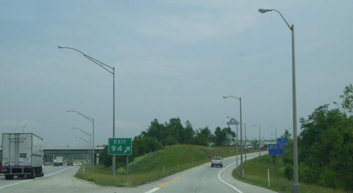 Interstate Lighting on I-65
Pretty interesting here, on the exits they have 250w HPS  on the main road, but on the exits they only have 100w HPS (With some 250 occasionally mixed in) fixtures on small upsweeps instead of truss arms.
Keywords: American_Streetlights