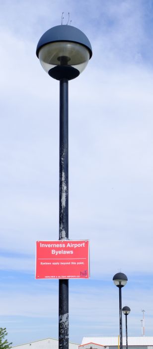 Unknown post-top
Semi-lollipop post-tops at the Inverness Airport, Scotland.
Keywords: European_Streetlights