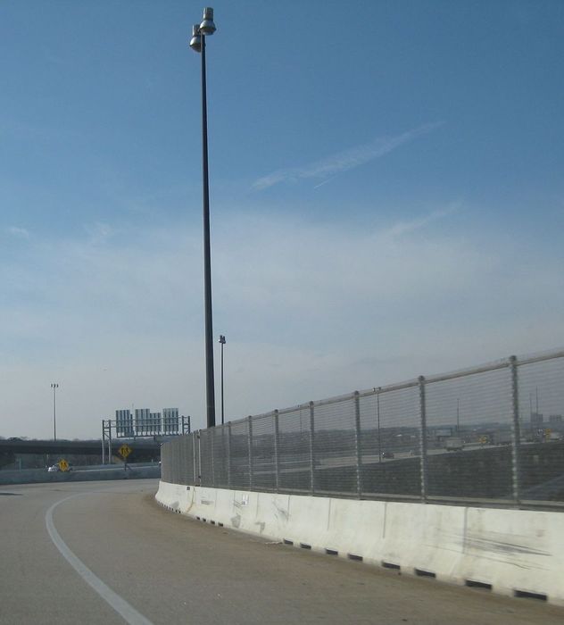 Low mounted Holophane Highmasts
Found on ramps exiting and entering downtown Baltimore connected to I-95
Keywords: American_Streetlights