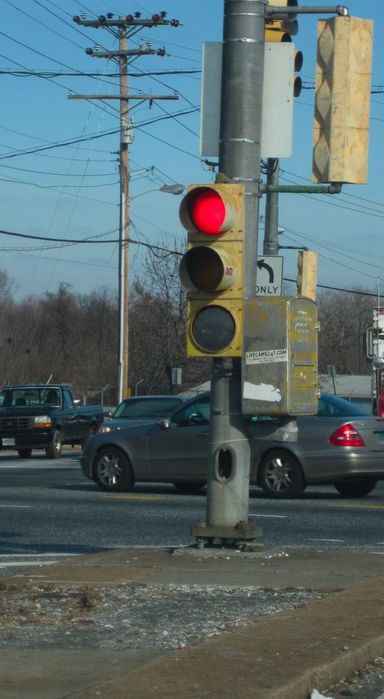 Low mounted Traffic light! 
Can anyone figure out why this is set up like this? I know the answer to this, but I want to see if anyone can figure it out! 

This is in Baltimore City

Note the shallow refractor on the GE M-400A1! 
Keywords: Traffic_Lights