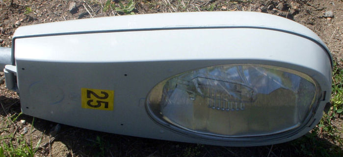 M-400 r3.
Closed. With  the yellow 25 NEMA tag, meaning 250w High Pressure Sodium.
Keywords: American_Streetlights