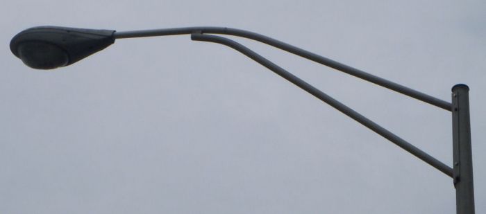 Original M-400 on Truss arm.
In Bardstown, Kentucky.

On an intersection traffic signal, but on a single pole, not the traffic signal pole.
Keywords: American_Streetlights