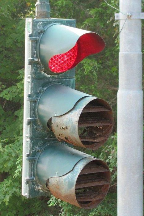 Traffic Signal Design 101
Don't use louvers with cutaway visors
Keywords: Traffic_Lights